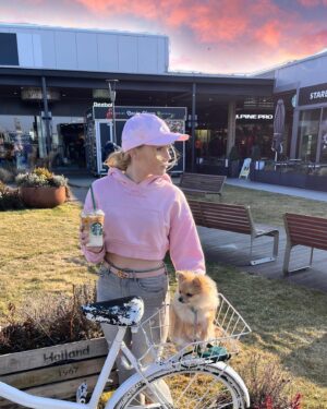 Tereza Taliánová Instagram - Pink isn’t a color pink is a lifestyle!💖#terezatalianova #pomeranian #pink #blondie #puppy