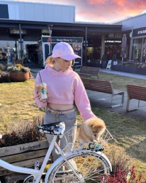 Tereza Taliánová Instagram - Pink isn’t a color pink is a lifestyle!💖#terezatalianova #pomeranian #pink #blondie #puppy