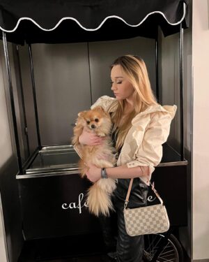 Tereza Taliánová Instagram - Narozeninová vernisáž❤️
#cafelouvre #pomeranian
