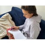 Tereza Ramba Instagram - Cetus 72m2 3 KK Ahoj všichni milovníci mini domečků a minimalistického bydlení. Dneska vám na zdi detailněji představím Cetus a ve stories se podíváme do krásného interiéru milované Calumby. 🏠Mini domeček místo bytu, to by mohlo být motto Cetusu. Cetus je ideální varianta k rodinnému bydlení, je nízkoenergetický což znamená nižší náklady na bydlení, co já nejvíce cením je rychlost výroby a snadnost umístění, je potřeba mít jen připravené betonové patky, které umí dle nákresu udělat každá stavební firma a není to žádný vysoký náklad navíc. Cetus je prakticky připraven k nastěhování, cena domu je to včetně koupelny i kuchyně.💫  Rozhodně doporučuju napsat si na stránkách www.mairyss.cz o osobní prohlídku, projít si oba domečky, ale varuji vás, jestli vás to chytí jako nás s Matym, jste ztracení. Ve stories máte odkaz jak na stránky, tak na prohlídkový formulář. @montovanedomky #montovanedomky #bydleni #home #cetus #calumba