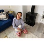 Tereza Ramba Instagram - Cetus 72m2 3 KK Ahoj všichni milovníci mini domečků a minimalistického bydlení. Dneska vám na zdi detailněji představím Cetus a ve stories se podíváme do krásného interiéru milované Calumby. 🏠Mini domeček místo bytu, to by mohlo být motto Cetusu. Cetus je ideální varianta k rodinnému bydlení, je nízkoenergetický což znamená nižší náklady na bydlení, co já nejvíce cením je rychlost výroby a snadnost umístění, je potřeba mít jen připravené betonové patky, které umí dle nákresu udělat každá stavební firma a není to žádný vysoký náklad navíc. Cetus je prakticky připraven k nastěhování, cena domu je to včetně koupelny i kuchyně.💫  Rozhodně doporučuju napsat si na stránkách www.mairyss.cz o osobní prohlídku, projít si oba domečky, ale varuji vás, jestli vás to chytí jako nás s Matym, jste ztracení. Ve stories máte odkaz jak na stránky, tak na prohlídkový formulář. @montovanedomky #montovanedomky #bydleni #home #cetus #calumba