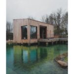 Tereza Ramba Instagram - Salori jede i na jaře a v létě! Sauny, jóga, koupání se, saunové noci, meditace a výborný lokální jídlo, rituály, čtení si na dece, opalování se na louce a kopa odpočinku. Ježíš marja jak já bych jela.. víte jak? Hned! @salori.cz 📸 by @vita.ramba