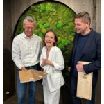 Tereza Ramba Instagram - Než jsme v @soliterparket se ségrou udělali totální nasazení a rozebrání všeho, abychom si zablbly na našem speciálně vytvořeném chodníčku pro vaše pokoukání, tak jsem si dala teplou kávu a stihala si osahat úplně všechno. Dřevo je prostě dřevo. A nic ho nenahradí. A my jsme udělali s Matym ohromné kolečko, ale stejně vždycky skončíme zase tady, v úžasném show roomu: 1. Příjemné prostředí velkého showroomu v Praze (Heinemannova 4 , Praha 6 Podbaba). 2. Individuální přístup ke klientům a odborné poradentství. 3. Bezplatný servis a konzultace. 4. Dlouholetá zkušenost a vstřícný personál s ochotou poradit ohledně výběru podlah i poradenství v oblasti interiérového designu. 5. Kvalitní a prověřené materiály od evropských výrobců. 6. Sledování aktuálních trendů a doladění barevnosti a provedení na míru. 7. Důraz na ekologii a udržitelnost. 8. Zkušení mistři podlaháři, kteří si poradí s každým detailem a případnými zapeklitostmi, které se mohou během realizace objevit. 9. Pozáruční odborný servis. 10. Mají i terasy, schodiště, obklady interiérové i exteriérové. Konec benefitů, jděte se přesvědčit sami! Ozkoušeno na vlastní kůži, děkuji a vřele doporučuji.