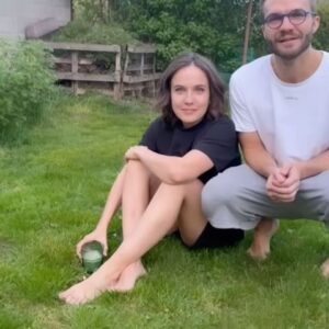 Tereza Ramba Instagram - Zdravíme vás od kompostu a bude to nejenom ftipný videjko, ale doufám že i ftipný večírek. Naše banda tam bude! 15.4. v milovaném @bio_oko od 18:00 ! Hurá🩶
Link na vstupenky ve stories.