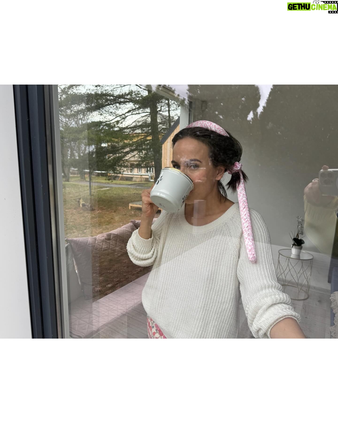 Tereza Ramba Instagram - Takhle budu jednou vypadat, ve svém Cetusu, nebo Calumbě. Budu mít určitě čistý bílý svetr a čas natočit si vlasy, zatím co si děti budou hrát v lese opodál;). Kdo chcete snít se mnou, přikládám nějaká fakta o Cetusu. Jinak miluju interiér domečků @montovanedomky , je naprosto s citem a láskou dotáhnutý do posledního útulna. Je tolik věcí na které se těším.. V poslední době se mi dost rovnají priority a těšení se a představování si hezkých věcí, to je teď jedna z mých nejoblíbenějších činností. Cetus 72m2 3 KK - ideální varianta k rodinnému bydlení - je nízkoenergetický - rychlá výroba a snadné umístění - v ceně domu je koupelna i kuchyně www.mairyss.cz