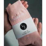 Tereza Ramba Instagram - Ponožky Meruňka, Bílá Meruňka Letní ponožky máme dvoje, meruňku a bílou s meruňkou v nápisu. Ponožky jsou láska, ponožek nikdy není dost! www.laskaje.cz 📸 @vita.ramba . . . #laskaje #ponozky