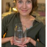Tereza Ramba Instagram - Homeopatické okénko. Alergická rýma, svědění a otoky očí, kašel a dušnost ... Jestli také bojujete s pylovou alergií a chcete se dozvědět něco o prevenci nebo o zmírnění příznaků, jste tu správně! Zmírnit projevy alergie může pomoci homeopatie: Dá se to udělat preventivně 1-2 měsíce před začátkem sezóny, díky čemuž projevy alergie v sezóně zmírníte. Homeopatii lze použít samozřejmě také přímo při alergických projevech. A proč právě homepatie? Je šetrná, bez známých nežádoucích účinků, mohou ji brát těhotné a kojící ženy i děti a senioři. Navíc je bez kontraindikací – vůbec nevadí, když ji zkombinujete s jiným lékem konvenční medicíny. Nejlepší je samozřejmě poradit se se zkušeným homeopatickým lékařem, v lékárně nebo na webu www.svethomeopatie.cz. Tak směle do toho a držím palce všem, abychom smrkonosoplenu co nejdřív odhodili v dál! #svethomeopatie #alergie #homeopatie #spoluprace