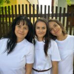 Tereza Ramba Instagram – Dnes myslím i na všechny ženy které miminko, nebo děťátko ztratily, na všechny ženy které miminka mít nemohou, nebo z jakýchkoli důvodů mít nechtějí, myslím na maminky čerstvé i zkušené, maminky maminek a taky na tatínky. Domov je rodina a vztahy v něm jsou to nejdůležitější co máme. Dávno vím že ani práce, peníze, ani vnější věci, nic mě nedokáže tak saturovat jako šťastný doma. A je to na palici a dost často je to nekompromisní a čistý vztahy se musí prodebatovat, ale je to všechno a stojí to za to. Všechno nejlepší maminky, přeju vám hojnost ve všech směrech. Láska je!