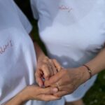 Tereza Ramba Instagram – Jedna z nejvzácnějších věcí které mám, a nemyslím tím prstýnky, ani naše nové šatičky do kterých jsme se perfektně sladily:). Holky jsou základ všeho. Vždycky když je mi úzko, tak těsně před pádem je tam někde zavěšená pevná záchranná síť z obejmutí. Může to být jenom telefonát, nebo třeba vědomí, že ony dvě tam někde jsou. Jsou základ mého zdraví, základ mého sebevědomí. A i když mám už sama svojí rodinu, někdy bych se nejradši znova schovala mámě do břicha a nebo si hodiny hrála se ségrou v pokojíčku. Maminky jsou jako domeček. Díky mami za všechno, uvědomuju si jak vzácný to co my tři máme je. Miluju vás! 
Za chvilku bude svátek matek. Můžete se sladit jako my, náš prstýnek Otevírá srdce silně podporuje mateřství, takže je ideální, šatičky který moje ségra popsala zase těší a sluší všem, stejně jako fusakle kterých nikdy není dost. A nebo jí prostě dejte pusu a vemte jí zítra na náš Intuitivní Cestopis, protože společnej čas je to nejvíc co si navzájem můžeme dát. Láska je. Hýčkejte svoje oblíbený ženy! 🫀