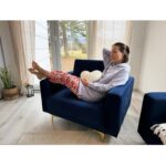 Tereza Ramba Instagram - Cetus 72m2 3 KK Ahoj všichni milovníci mini domečků a minimalistického bydlení. Dneska vám na zdi detailněji představím Cetus a ve stories se podíváme do krásného interiéru milované Calumby. 🏠Mini domeček místo bytu, to by mohlo být motto Cetusu. Cetus je ideální varianta k rodinnému bydlení, je nízkoenergetický což znamená nižší náklady na bydlení, co já nejvíce cením je rychlost výroby a snadnost umístění, je potřeba mít jen připravené betonové patky, které umí dle nákresu udělat každá stavební firma a není to žádný vysoký náklad navíc. Cetus je prakticky připraven k nastěhování, cena domu je to včetně koupelny i kuchyně.💫  Rozhodně doporučuju napsat si na stránkách www.mairyss.cz o osobní prohlídku, projít si oba domečky, ale varuji vás, jestli vás to chytí jako nás s Matym, jste ztracení. Ve stories máte odkaz jak na stránky, tak na prohlídkový formulář. @montovanedomky #montovanedomky #bydleni #home #cetus #calumba