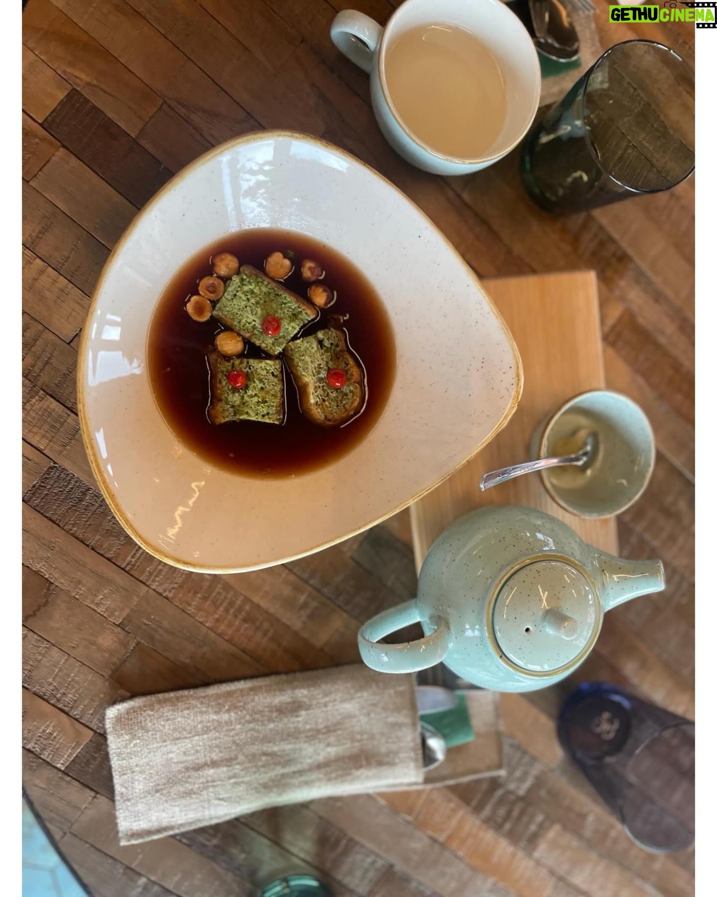 Tereza Ramba Instagram - Salori jede i na jaře a v létě! Sauny, jóga, koupání se, saunové noci, meditace a výborný lokální jídlo, rituály, čtení si na dece, opalování se na louce a kopa odpočinku. Ježíš marja jak já bych jela.. víte jak? Hned! @salori.cz 📸 by @vita.ramba