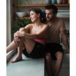 Tereza Ramba Instagram - Máme obrovskou radost, protože právě teď už můžete na webu vidět naše Láska je novinky. Každá má svůj příběh a i to Vám budeme postupně odhalovat. Jsme zamilovaný. A vy? 🩶 Více na www.laskaje.cz #laskaje #laskycas #leto 📸by @vita.ramba 🪡 styling a kreativa by @sarumanka