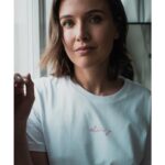 Tereza Ramba Instagram – Máme obrovskou radost, protože právě teď už můžete na webu vidět naše Láska je novinky. Každá má svůj příběh a i to Vám budeme postupně odhalovat. Jsme zamilovaný. A vy? 🩶 
Více na www.laskaje.cz
#laskaje #laskycas #leto 
📸by @vita.ramba 
🪡 styling a kreativa by @sarumanka