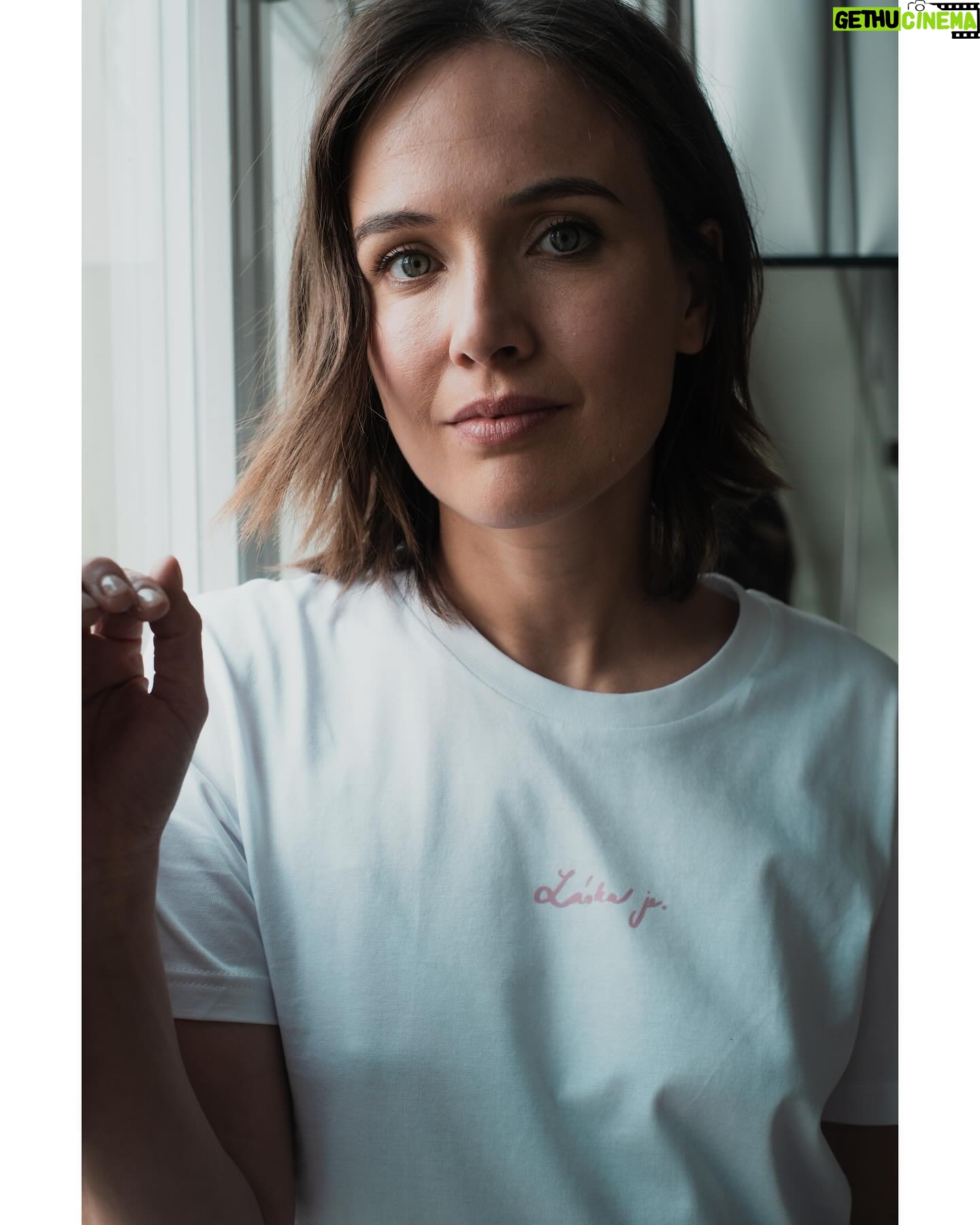 Tereza Ramba - 5.8K Likes - Máme obrovskou radost, protože právě teď už můžete na webu vidět naše Láska je novinky. Každá má svůj příběh a i to Vám budeme postupně odhalovat. Jsme zamilovaný. A vy? 🩶
Více na www.laskaje.cz
#laskaje #laskycas #leto
📸by @vita.ramba
🪡 styling a kreativa by @sarumanka