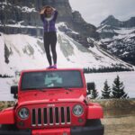 Tereza Ramba Instagram - ČECHY / LÁSKA On vás stejně odnesl domů Možná je láska něco jinýho, než si myslíme že je. Možná jsou to okamžiky. Možná jsou to Jeseníky. Možná je to ten moment ve vztahu, kdy přestaneme být vzrušení a začneme být vděční. A taky ten, kdy Ji/Jeho objevíme znova, ale úplně jinak. A když nás překvapí. Možná je to nejistota. A strach ze zodpovědnosti. A rozhodnutí, ještě tomu chvíli věřit. Možná je to klid a pomeranče když jsme nemocní. Taky to, že pro vás někdo přijede do sauny. Polívka Pho a Vietnamský pohádky. Možná je to pochopení minulosti, nejenom vlastní. Určitě jsou to děti. Ne vaše. Všechny děti světa jsou láska. Možná jste rozbití a nikdo vás neseskládává dohromady, protože takhle jste krásní. Anebo vůbec nejste, ale jim se prostě líbíte. Možná je to knížka, kterou jste četli oba, všichni, ale jednomu přišla blbá. Někdy někdo přebejvá. Určitě je to vaše máma. Ve všech případech. Možná je to nenaplněný. Možná je to ten pravej, ale nikdy s ním nebudete. Určitě je to na.i.v.ní. Možná jste se opili a udělali ostudu a usnuli na chodbě a on vás stejně odnesl domů. Vyfotil vás sice na mobil a to bylo dost škodolibý a budete se stydět do konce života. Ale sebral vás z tý chodby. Možná je to nuda. Možná jsou to ty roky, co jste sami. Nebo předstírání, že o ní/něm nevíte. Možná jste se už dávno potkali a možná se vám to zdálo. Jako kdybyste každej mluvili jiným jazykem. Sex. Možná už žijete s někým jiným, a pak se potkáte na ulici a jdete si pro Neurol. Možná žijete s ním/ní. Určitě je to, když se sestrou rozsekáte prarodiče v kartách. Určitě je to táta. Tátů maj holky v životech více. Možná je to to, že si pořád hraje na Spidermana. Možná je to mluvit s jeho rodičema. A pochopit to, že jo. Možná je to, pochopit to. Určitě je to rodina. Je jedno, jestli jste v rodině dva, nebo vás je třicet a každej víkend se někdo s někým strašně pohádá. Určitě je to rodina. Možná je to když spolu zmoknete. Určitě je to déšť. Voda sama. A pexeso. Cokoliv, co se dá jíst. Určitě je. Láska je.