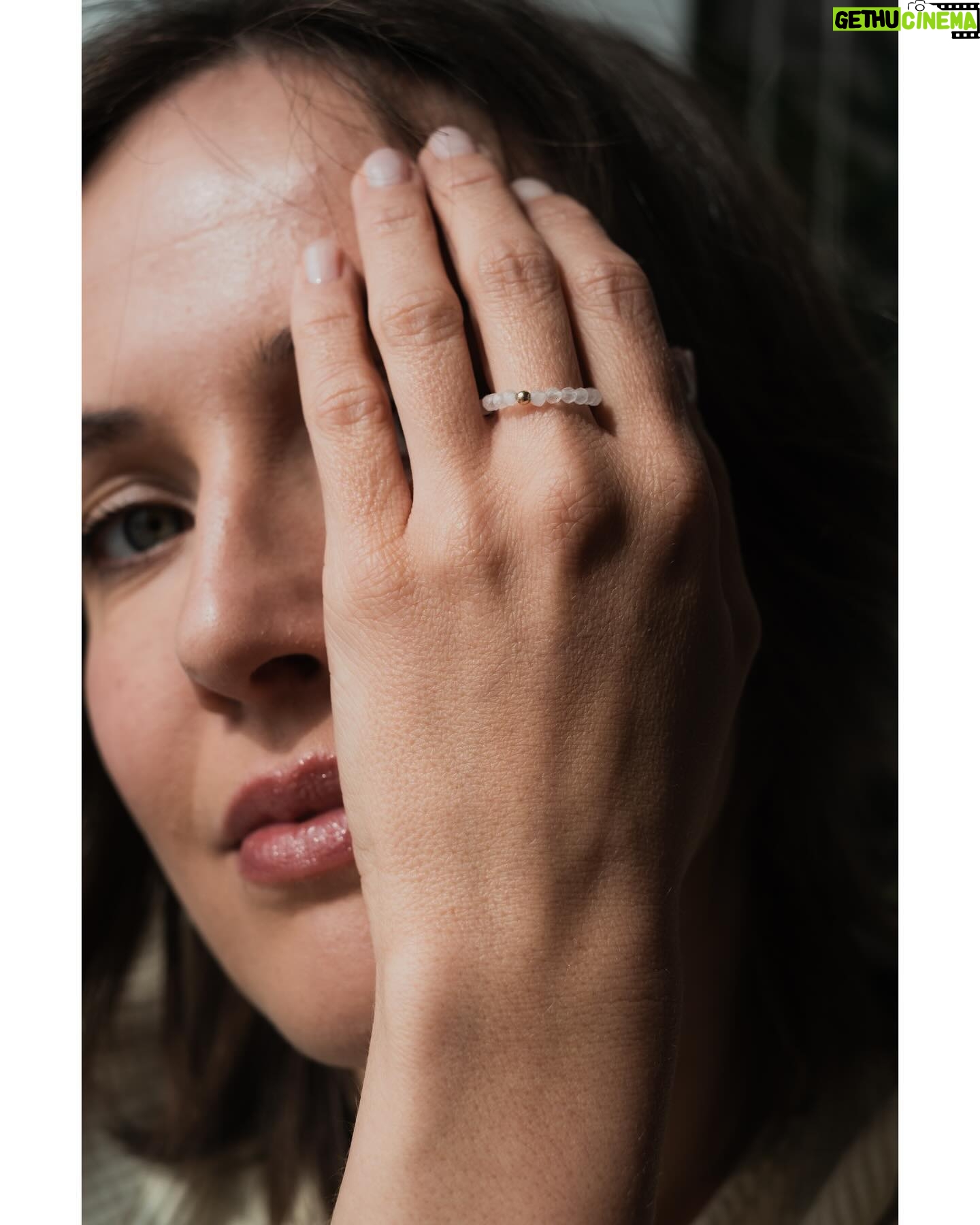 Tereza Ramba - 5.8K Likes - Máme obrovskou radost, protože právě teď už můžete na webu vidět naše Láska je novinky. Každá má svůj příběh a i to Vám budeme postupně odhalovat. Jsme zamilovaný. A vy? 🩶
Více na www.laskaje.cz
#laskaje #laskycas #leto
📸by @vita.ramba
🪡 styling a kreativa by @sarumanka
