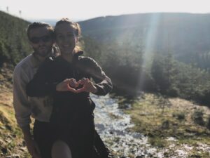 Tereza Ramba Instagram - 2018 někdy  na jaře doma v Krkonoších, okem @vita.ramba , s @matyasramba jsme jedli v tichu a já sbírala v lese byliny, měli jsme na všechno čas, procházky trvaly spousty kilometrů, spali jsme dlouho a když tak úplně, ale stejně bych nevyměnila ani minutu. Láska je🩶