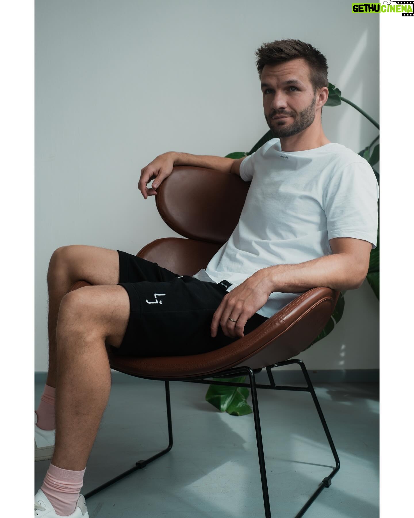 Tereza Ramba - 5.8K Likes - Máme obrovskou radost, protože právě teď už můžete na webu vidět naše Láska je novinky. Každá má svůj příběh a i to Vám budeme postupně odhalovat. Jsme zamilovaný. A vy? 🩶
Více na www.laskaje.cz
#laskaje #laskycas #leto
📸by @vita.ramba
🪡 styling a kreativa by @sarumanka