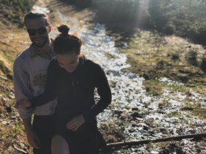 Tereza Ramba Instagram - 2018 někdy  na jaře doma v Krkonoších, okem @vita.ramba , s @matyasramba jsme jedli v tichu a já sbírala v lese byliny, měli jsme na všechno čas, procházky trvaly spousty kilometrů, spali jsme dlouho a když tak úplně, ale stejně bych nevyměnila ani minutu. Láska je🩶