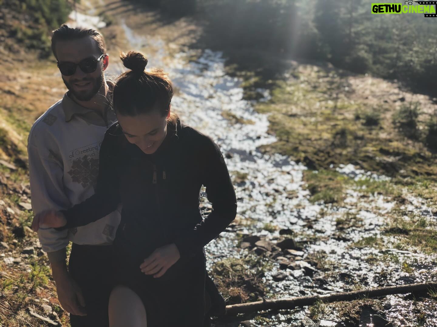 Tereza Ramba - 4.5K Likes - 2018 někdy na jaře doma v Krkonoších, okem @vita.ramba , s @matyasramba jsme jedli v tichu a já sbírala v lese byliny, měli jsme na všechno čas, procházky trvaly spousty kilometrů, spali jsme dlouho a když tak úplně, ale stejně bych nevyměnila ani minutu. Láska je🩶