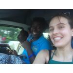 Tereza Ramba Instagram - Intact je moje srdcová záležitost. Procestovala jsem s nimi kousek světa. Byla jsem ve školách na Barbadosu, v New Yorku, Austrálii, na Maltě i v Londýně. Na jazykovém kurzu od nich byla moje sestřička a teď se chystáme vypravit bráchu. Troufám si říct, že mě do určité míry naučili anglicky. Začínala jsem strašně pozdě, až když jsem dostala první roli v angličtině, a došlo mi, že takhle to asi opravdu nepůjde. Kromě angličtiny jsem se ve světě naučila spoustu dalších, dost podstatných věcí. Zjistila jsem díky nim, že jsem nezávislá, schopná se o sebe postarat kdekoliv na světě. Zjistila jsem, že cestuji kvůli návratům, a jaké to je číst knížky v originálním jazyce. Pamatuji si dodnes, jak jsem poslouchala někde v Americe rádio a najednou jsem věděla, co všichni říkají. Pamatuji si že točím v Berlíně a prostě zmizela ta jazyková bariéra. Bylo to úchvatný. Myslím, že je to extrémně důležitý ve všech směrech, odeslat ty děti do světa, čím dřív tím líp. Intact má kurzy pro děti ideálně ve věku 13-17 let, nebo pro mladé dospělé, jako jsem byla tehdy já. Dalo mi to strašně moc a doporučila bych to všem rodičům, a hlavně všem mladým lidem. Jet někam k moři, nebo do země kterou třeba tajně milujete, studovat tam, žít. Intact nabízí kurzy pro všechny generace a nejen angličtinu, celkem 13 jazyků, takže němčina, španělština, francouzština, italština, ale i asijské jazyky. Fungují od r. 1991 a já je po všech těch cestách ze srdce doporučuji. Léto se blíží, neváhejte s objednávkami, není na co čekat. @intact.jazykovekurzy #jazykovekurzy