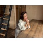 Tereza Ramba Instagram - Calumba. Minimalistický domek, ve dvou variantách, rostoucí spolu s rodinou, jako stůl, kterej vytáhnete když přijede návštěva. Nebo nikdy nezatáhnete, protože je u vás někdo na vývar pořád, jako u nás. Děti blbnoucí venku a vy sedící na terase. Káva a čaj z bylin, žádný telefony ani počítače, každý jedny holiny a Matyho splněnej minimalistickej sen, tři hrnečky na člověka. Hodně spát. Déšť je radost, sníh je radost, velký okno a horká čokoláda🫖. Nepracovat. Takhle si to představuju já. Místo pro odpočinek. Naše místo🙏. Klacky místo zbytečnejch hraček. Co si představujete vy? Tentokrát vynechám všechna fakta. Pro ty mrkněte k @montovanedomky nebo ještě lépe přes 👉 stories k nim na stránky. Odpočívejte 🫶 . . . . #rodina #klid #bydleni #minimalism #spoluprace #relax #home #family #foryou