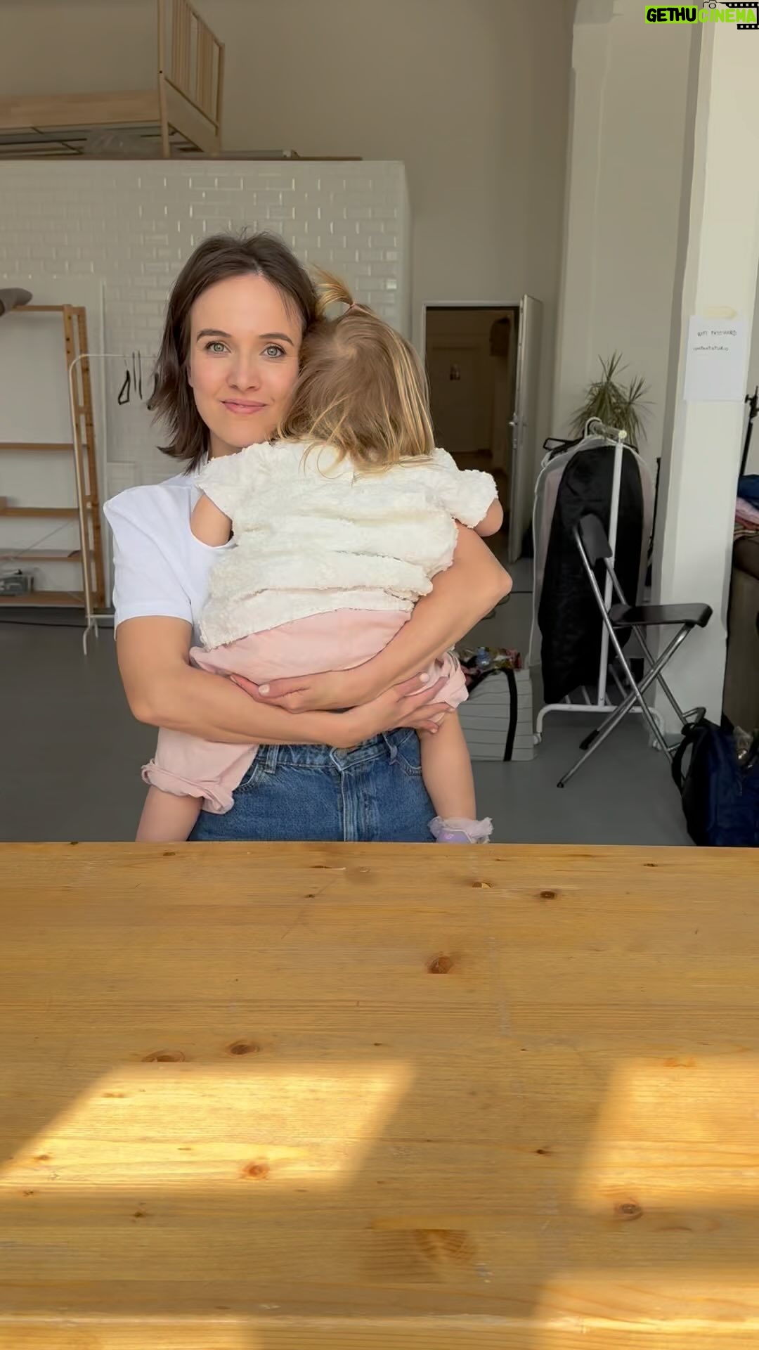 Tereza Ramba Instagram - Srdečně vás zveme na DobroDruhům, intuitivní cestopis v květnu a červnu a to: 10.5. od 18:00 a 17.6. v 18:00 nebo v 20:30 v @bio_oko Vstupenky na jejich stránkách a odkaz ve stories.🩶 #cestopis #dobrodruhum #intuitivnicestopis #cestovatel #dobrodruh