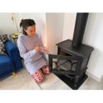 Tereza Ramba Instagram - Cetus 72m2 3 KK Ahoj všichni milovníci mini domečků a minimalistického bydlení. Dneska vám na zdi detailněji představím Cetus a ve stories se podíváme do krásného interiéru milované Calumby. 🏠Mini domeček místo bytu, to by mohlo být motto Cetusu. Cetus je ideální varianta k rodinnému bydlení, je nízkoenergetický což znamená nižší náklady na bydlení, co já nejvíce cením je rychlost výroby a snadnost umístění, je potřeba mít jen připravené betonové patky, které umí dle nákresu udělat každá stavební firma a není to žádný vysoký náklad navíc. Cetus je prakticky připraven k nastěhování, cena domu je to včetně koupelny i kuchyně.💫  Rozhodně doporučuju napsat si na stránkách www.mairyss.cz o osobní prohlídku, projít si oba domečky, ale varuji vás, jestli vás to chytí jako nás s Matym, jste ztracení. Ve stories máte odkaz jak na stránky, tak na prohlídkový formulář. @montovanedomky #montovanedomky #bydleni #home #cetus #calumba