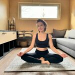 Tereza Ramba Instagram - Chci místo kde roztáhnu velikej stůl. Místo kde budeme spolu, všichni přijedou na návštěvu. Místo kde se prochází zvířata z lesa. Budu se tady učit a hodně si číst. Napíšu další knihu. Chci péct buřty a snídat v trávě. Sedět na dece a řádit s dětma. Odpočívat. Otužovat se v řece. Zpívat si nahlas a falešně. Vyměnit všechno za čas s těma které milujeme. Za objetí. Jak my tu Calumbu na naši samotu dostaneme, to sakra ještě nevím. Ale jednou tam budu sedět, takhle jak mě vyfotila ségra, a v hlavě mi budou zpívat ptáci. @montovanedomky https://mairyss.cz