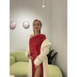 Tereza Ramba Instagram - Byl to nádhernej večer, plnej! Díky svýmu týmu. Ještě ráno jsem seděla v hlubokým lese na horách a večer už jsem dělala parádu. Diký Andree @anamecz , která mě nenechala jít v pyžamu a těsně před přenosem vykouzlila tohle, díky ségře za nekonečný styling rady po telefonu @sarumanka , díky @licirna____organics za rychlou a clean beauty, vás holky nevystresuje nic. Díky Dášce a Ewičce za garde a nejvíc díky kámošům, Kičkote, Oskare, Dane, Jane, Matyáši, Lucie, Anno, Josefe, Viktorinka, Milane, Lili a všichni ostatní vy víte kdo, byl to večer až do rána! @ceskylev jako největší oslava filmu, sláva vítězům a čest poraženým❤️‍🔥 . . @krystofhadek_ofyshl @ewa_farna93 @dagmarhavlova_official @oskar.hes @daniel.dan.svatek @_jan___nedbal @matyasvorda @luclucka @anna_fialova_ @viktor.prasil @milan_steindler