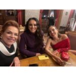 Tereza Ramba Instagram - Byl to nádhernej večer, plnej! Díky svýmu týmu. Ještě ráno jsem seděla v hlubokým lese na horách a večer už jsem dělala parádu. Diký Andree @anamecz , která mě nenechala jít v pyžamu a těsně před přenosem vykouzlila tohle, díky ségře za nekonečný styling rady po telefonu @sarumanka , díky @licirna____organics za rychlou a clean beauty, vás holky nevystresuje nic. Díky Dášce a Ewičce za garde a nejvíc díky kámošům, Kičkote, Oskare, Dane, Jane, Matyáši, Lucie, Anno, Josefe, Viktorinka, Milane, Lili a všichni ostatní vy víte kdo, byl to večer až do rána! @ceskylev jako největší oslava filmu, sláva vítězům a čest poraženým❤️‍🔥 . . @krystofhadek_ofyshl @ewa_farna93 @dagmarhavlova_official @oskar.hes @daniel.dan.svatek @_jan___nedbal @matyasvorda @luclucka @anna_fialova_ @viktor.prasil @milan_steindler