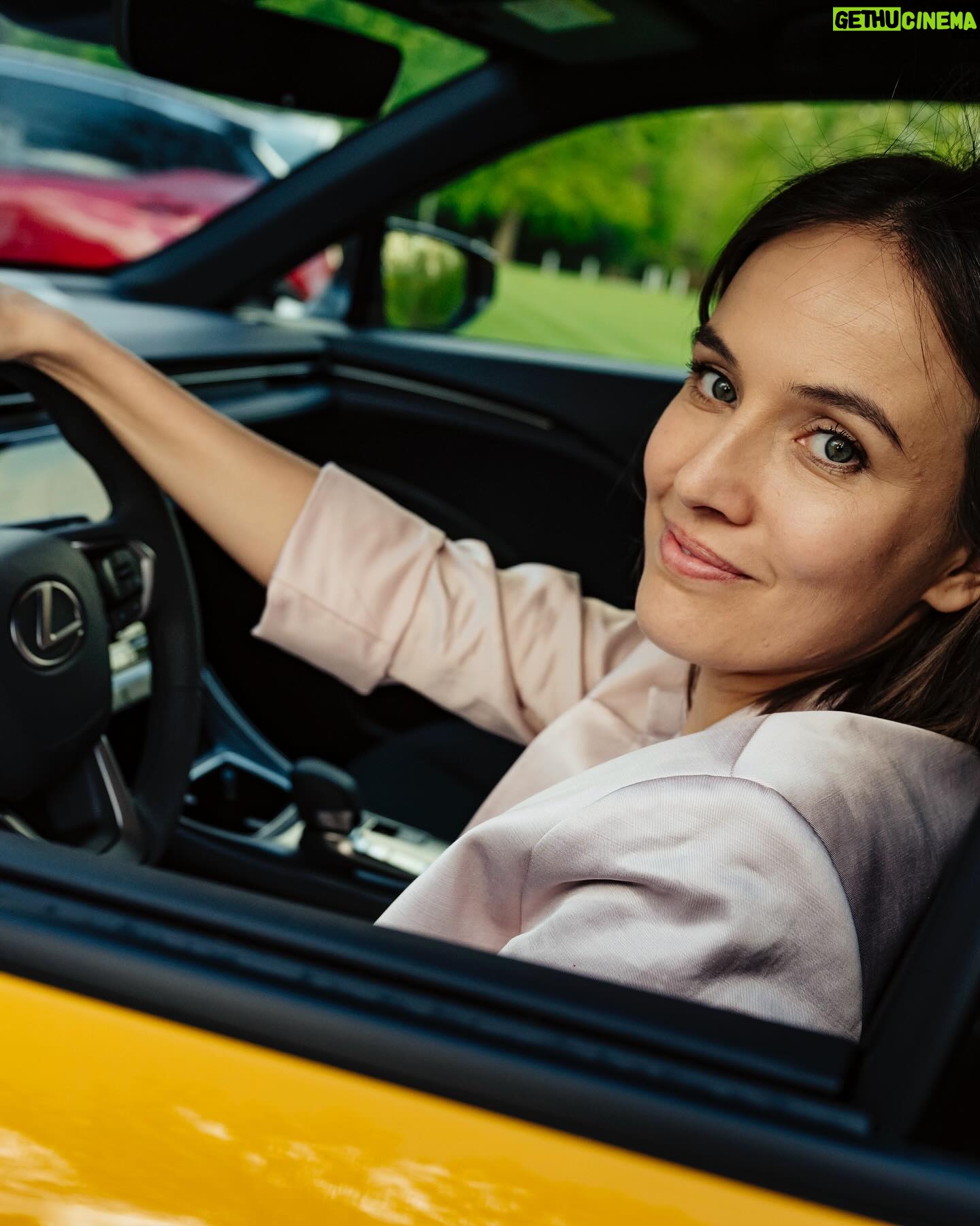 Tereza Ramba Instagram - Milujeme Lexus. Nová krása v bodech zde. Zcela nové LBX Propracovaný interiér – kvalita materiálů a provedení Design / atraktivní kombinace barev Možnost větší individualizace vozu – kombinace barev exteriéru, interiéru, prošívání, pásů… Hybridní pohon 4x4 Kompaktnost vozu ve městě, ale zároveň dostatek prostoru uvnitř včetně prostorného kufru Modernizované UX Vyšší výkon Efektivnější hybridní pohon Nová multimédia Děkujeme @lexuscz , je nám s vámi překrásně!
