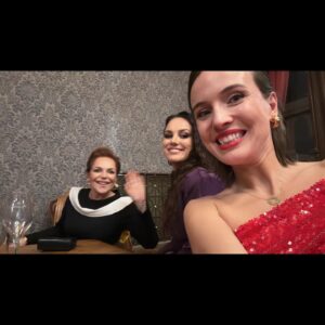 Tereza Ramba Instagram - Byl to nádhernej večer, plnej! Díky svýmu týmu. Ještě ráno jsem seděla v hlubokým lese na horách a večer už jsem dělala parádu. Diký Andree @anamecz , která mě nenechala jít v pyžamu a těsně před přenosem vykouzlila tohle, díky ségře za nekonečný styling rady po telefonu @sarumanka , díky @licirna____organics za rychlou a clean beauty, vás holky nevystresuje nic. Díky Dášce a Ewičce za garde a nejvíc díky kámošům, Kičkote, Oskare, Dane, Jane, Matyáši, Lucie, Anno, Josefe, Viktorinka, Milane, Lili a všichni ostatní vy víte kdo, byl to večer až do rána! @ceskylev jako největší oslava filmu, sláva vítězům a čest poraženým❤️‍🔥 
.
.
@krystofhadek_ofyshl @ewa_farna93 @dagmarhavlova_official @oskar.hes @daniel.dan.svatek @_jan___nedbal @matyasvorda @luclucka @anna_fialova_ @viktor.prasil @milan_steindler