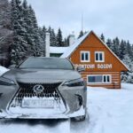Tereza Ramba Instagram – Lexus je můj největší parťák. Čeká na mě před divadlem, odveze mě jak teréňák do vysokejch hor, ještě na zelenou, když vím že jsou mrazy tak mi přes apku nahřeje sedačku už když sedám do káry, líčim se tam, miluju ty repráky, takže tam tančim a zpívám, pracuju tam když děti usnou, čtu a následně se tam učím scénáře, probíhají tam všechny naše ,,schůzky,, s Matym ohledně Láska je, běžně tam jím, běžně tam spím, já v tom autě prostě žiju. Díky @lexuscz , za ty dlouhý léta. Je to radost🩶 @lexuscz @lexusprg @mpeleska @jakubkveton