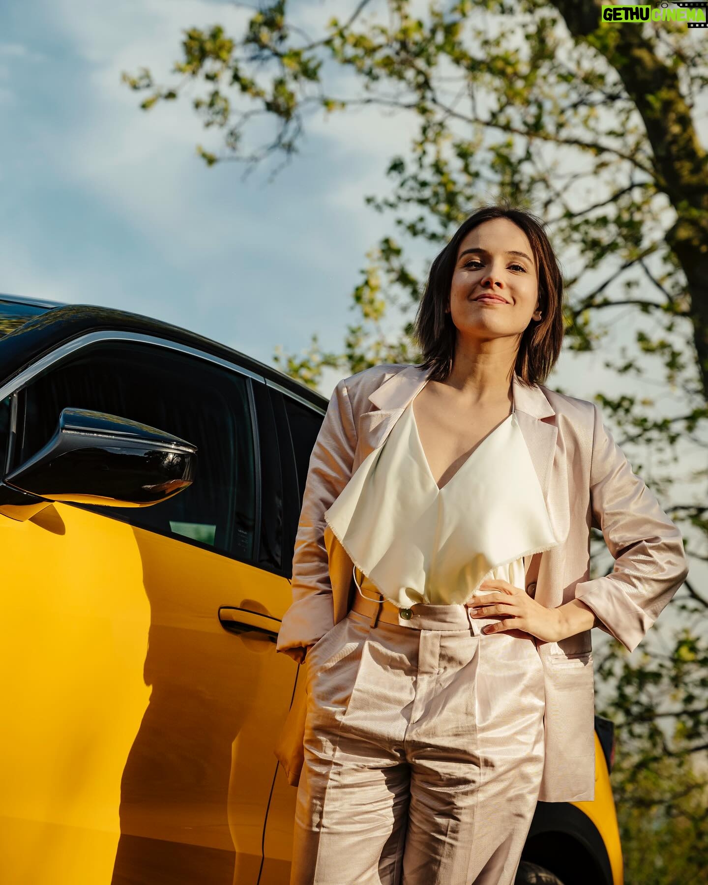 Tereza Ramba Instagram - Milujeme Lexus. Nová krása v bodech zde. Zcela nové LBX Propracovaný interiér – kvalita materiálů a provedení Design / atraktivní kombinace barev Možnost větší individualizace vozu – kombinace barev exteriéru, interiéru, prošívání, pásů… Hybridní pohon 4x4 Kompaktnost vozu ve městě, ale zároveň dostatek prostoru uvnitř včetně prostorného kufru Modernizované UX Vyšší výkon Efektivnější hybridní pohon Nová multimédia Děkujeme @lexuscz , je nám s vámi překrásně!
