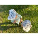 Tereza Ramba Instagram - Nová letní Lindex kolekce je nádherná. Má krásný vzory a je pohodlná a praktická. Moje děti jsou rádi venku, lezou po všem po čem se lézt dá, vysoko, vaří v bahňový kuchyňce, vozí hlínu, sbírají kamínky nebo orvávají plevel, sází kytičky a nejradši zalévají. Lindex má jako jeden z mála certifikát Gots, téměř na celou dětskou kolekci. To je pro mě moc důležité. Na jejich UV oblečky nedám dopustit a provází nás od narození u obou dětí, u moře ve chvílích kdy chceme být většinu dne na sluníčku je to absolutní nutnost, to samé čepičky s ochranou krku a oušek. Kupuju je především kvůli funkčnosti, ale letos jsou zmrzliny a jsou ultra roztomilý! Je to jako když se snoubí krásno a pohodička. Léto pojď už, my jsme připraveni. @lindexofficialkids #lindexkids