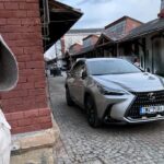 Tereza Ramba Instagram - Lexus je můj největší parťák. Čeká na mě před divadlem, odveze mě jak teréňák do vysokejch hor, ještě na zelenou, když vím že jsou mrazy tak mi přes apku nahřeje sedačku už když sedám do káry, líčim se tam, miluju ty repráky, takže tam tančim a zpívám, pracuju tam když děti usnou, čtu a následně se tam učím scénáře, probíhají tam všechny naše ,,schůzky,, s Matym ohledně Láska je, běžně tam jím, běžně tam spím, já v tom autě prostě žiju. Díky @lexuscz , za ty dlouhý léta. Je to radost🩶 @lexuscz @lexusprg @mpeleska @jakubkveton