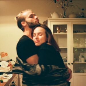 Tereza Ramba Instagram - 15.4. @bio_oko 18:00 DobroDruhům intuitivní cestopis🩶

@matyasramba pořád to cítím stejně!
BUDAPEŠŤ

Protože ty jsi teď moje ze mě

Procházím po mostě. Jsem tady jako doprovod. A tak jdu na výlet a pak jedu tramvají dám si kávu a najdu tenhle obrovskej, prosvětlenej most. A za ním hrad.
Namočím se do termálních lázní a stejně celej tenhle městskej turismus jenom předstírám, protože vlastně pouze vyplňuju čas. Vteřiny a minuty, krok po kroku. Divení po divení se. Obdivuju a fotografuju a konzumuju tohle krásný starý evropský město. 
Ale jenom na oko. 
Jenom do tý doby, než přestaneš pracovat. 
Pak se ti schoulím do náruče na hnusně moderním hotelu a bude mi úplně jedno v jaký zemi jsem. Protože ty jsi teď moje země. Můj land. Obdělávám tě a půjdu za tebou, kamkoliv tě ten tvůj šílenej job povede. Budu si u toho trošku točit a hodně psát. Budu ti u toho vařit a vyplňovat čas divením se, než se vrátíš z prácí. 
Budu ti dávat celý dny prostor, abych ti ho po večerech mohla brát.
A doufám, že budeme natolik odvážní, že nás naše strachy, svobodný povolání, budoucí děti, rodiny a předsudky nebudou sdírat o svobodu, kterou teď, ve sterilní posteli v hotelu něco Inn někde v Evropě cítím. 
Nechci nic vlastnit. Jenom tenhle útulnej domov, kterej jsem si nevytvořila, ale našla a kterej měří skoro sto osmdesát centimetrů a váží lehce přes sedmdesát kilo. Je v něm všechno co potřebuju. Na boku má obrázek země a vzduchu a je přenosnej. A podobnej dům dávám já tobě. Je menší a nemá ani padesát kilo, ale stojí pevně v zemi. Jednou bude připravenej hostit další tvoje, naše lidi. 
Ve svobodě, kdekoliv na světě. V objetí.