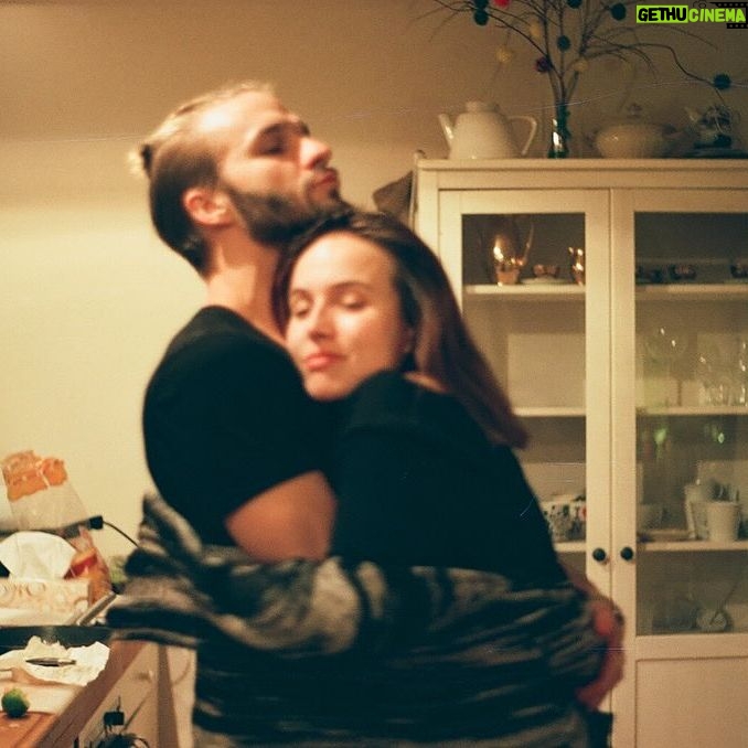 Tereza Ramba - 2.7K Likes - 15.4. @bio_oko 18:00 DobroDruhům intuitivní cestopis🩶
@matyasramba pořád to cítím stejně!
BUDAPEŠŤ
Protože ty jsi teď moje ze mě
Procházím po mostě. Jsem tady jako doprovod. A tak jdu na výlet a pak jedu tramvají dám si kávu a najdu tenhle obrovskej, prosvětlenej most. A za ním hrad.
Namočím se do termálních lázní a stejně celej tenhle městskej turismus jenom předstírám, protože vlastně pouze vyplňuju čas. Vteřiny a minuty, krok po kroku. Divení po divení se. Obdivuju a fotografuju a konzumuju tohle krásný starý evropský město.
Ale jenom na oko.
Jenom do tý doby, než přestaneš pracovat.
Pak se ti schoulím do náruče na hnusně moderním hotelu a bude mi úplně jedno v jaký zemi jsem. Protože ty jsi teď moje země. Můj land. Obdělávám tě a půjdu za tebou, kamkoliv tě ten tvůj šílenej job povede. Budu si u toho trošku točit a hodně psát. Budu ti u toho vařit a vyplňovat čas divením se, než se vrátíš z prácí.
Budu ti dávat celý dny prostor, abych ti ho po večerech mohla brát.
A doufám, že budeme natolik odvážní, že nás naše strachy, svobodný povolání, budoucí děti, rodiny a předsudky nebudou sdírat o svobodu, kterou teď, ve sterilní posteli v hotelu něco Inn někde v Evropě cítím.
Nechci nic vlastnit. Jenom tenhle útulnej domov, kterej jsem si nevytvořila, ale našla a kterej měří skoro sto osmdesát centimetrů a váží lehce přes sedmdesát kilo. Je v něm všechno co potřebuju. Na boku má obrázek země a vzduchu a je přenosnej. A podobnej dům dávám já tobě. Je menší a nemá ani padesát kilo, ale stojí pevně v zemi. Jednou bude připravenej hostit další tvoje, naše lidi.
Ve svobodě, kdekoliv na světě. V objetí.