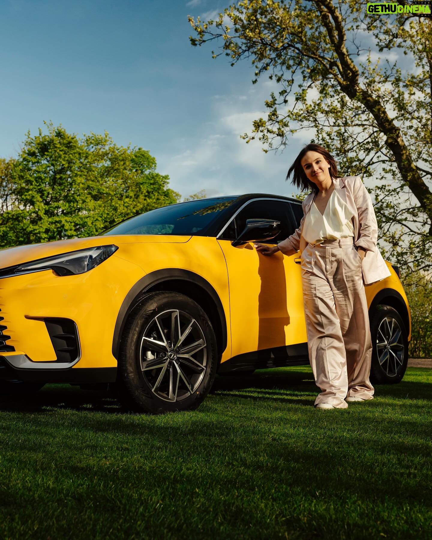 Tereza Ramba Instagram - Milujeme Lexus. Nová krása v bodech zde. Zcela nové LBX Propracovaný interiér – kvalita materiálů a provedení Design / atraktivní kombinace barev Možnost větší individualizace vozu – kombinace barev exteriéru, interiéru, prošívání, pásů… Hybridní pohon 4x4 Kompaktnost vozu ve městě, ale zároveň dostatek prostoru uvnitř včetně prostorného kufru Modernizované UX Vyšší výkon Efektivnější hybridní pohon Nová multimédia Děkujeme @lexuscz , je nám s vámi překrásně!