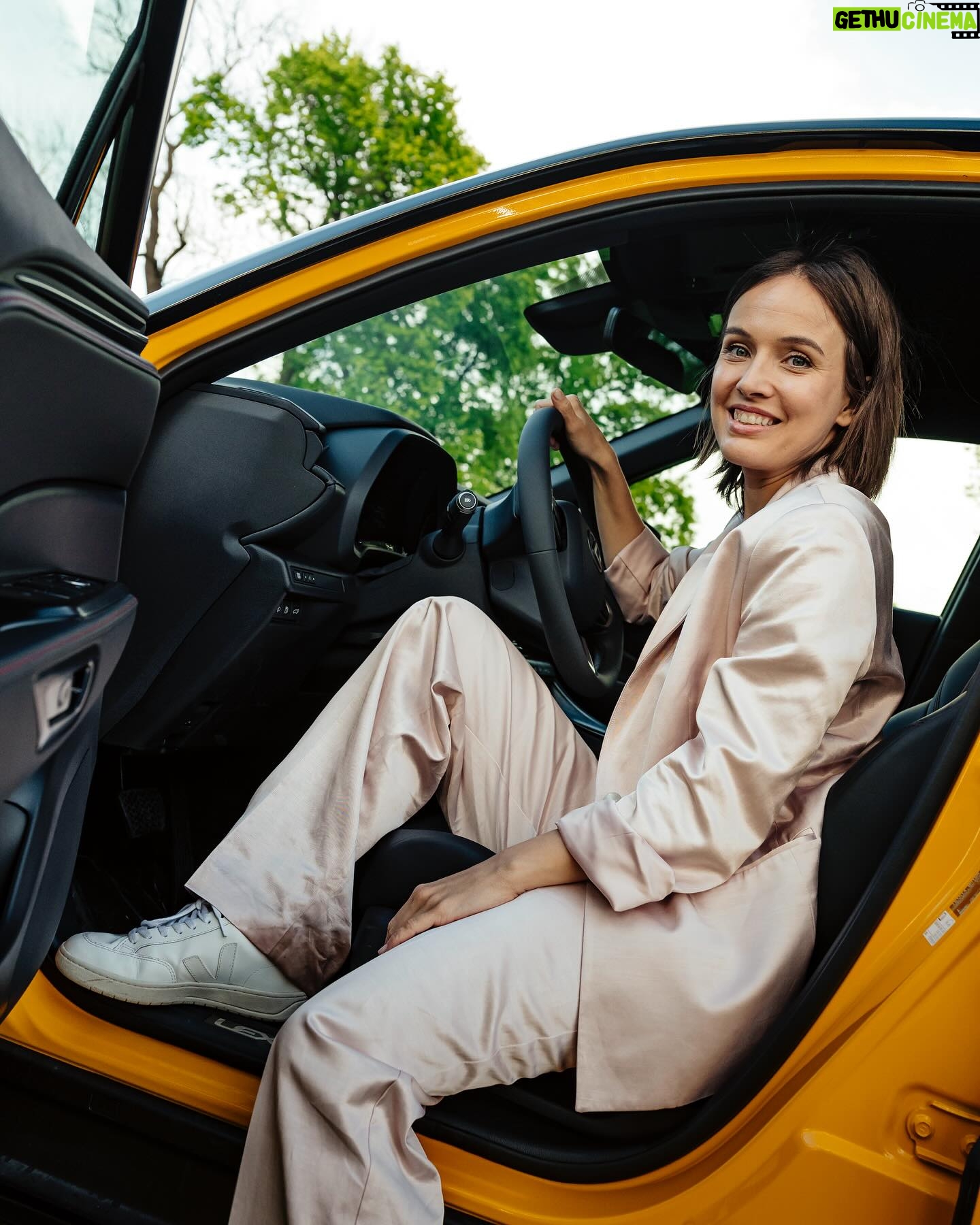 Tereza Ramba Instagram - Milujeme Lexus. Nová krása v bodech zde. Zcela nové LBX Propracovaný interiér – kvalita materiálů a provedení Design / atraktivní kombinace barev Možnost větší individualizace vozu – kombinace barev exteriéru, interiéru, prošívání, pásů… Hybridní pohon 4x4 Kompaktnost vozu ve městě, ale zároveň dostatek prostoru uvnitř včetně prostorného kufru Modernizované UX Vyšší výkon Efektivnější hybridní pohon Nová multimédia Děkujeme @lexuscz , je nám s vámi překrásně!