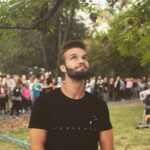 Tereza Ramba Instagram - 15.4. @bio_oko 18:00 DobroDruhům intuitivní cestopis🩶 @matyasramba pořád to cítím stejně! BUDAPEŠŤ Protože ty jsi teď moje ze mě Procházím po mostě. Jsem tady jako doprovod. A tak jdu na výlet a pak jedu tramvají dám si kávu a najdu tenhle obrovskej, prosvětlenej most. A za ním hrad. Namočím se do termálních lázní a stejně celej tenhle městskej turismus jenom předstírám, protože vlastně pouze vyplňuju čas. Vteřiny a minuty, krok po kroku. Divení po divení se. Obdivuju a fotografuju a konzumuju tohle krásný starý evropský město. Ale jenom na oko. Jenom do tý doby, než přestaneš pracovat. Pak se ti schoulím do náruče na hnusně moderním hotelu a bude mi úplně jedno v jaký zemi jsem. Protože ty jsi teď moje země. Můj land. Obdělávám tě a půjdu za tebou, kamkoliv tě ten tvůj šílenej job povede. Budu si u toho trošku točit a hodně psát. Budu ti u toho vařit a vyplňovat čas divením se, než se vrátíš z prácí. Budu ti dávat celý dny prostor, abych ti ho po večerech mohla brát. A doufám, že budeme natolik odvážní, že nás naše strachy, svobodný povolání, budoucí děti, rodiny a předsudky nebudou sdírat o svobodu, kterou teď, ve sterilní posteli v hotelu něco Inn někde v Evropě cítím. Nechci nic vlastnit. Jenom tenhle útulnej domov, kterej jsem si nevytvořila, ale našla a kterej měří skoro sto osmdesát centimetrů a váží lehce přes sedmdesát kilo. Je v něm všechno co potřebuju. Na boku má obrázek země a vzduchu a je přenosnej. A podobnej dům dávám já tobě. Je menší a nemá ani padesát kilo, ale stojí pevně v zemi. Jednou bude připravenej hostit další tvoje, naše lidi. Ve svobodě, kdekoliv na světě. V objetí.