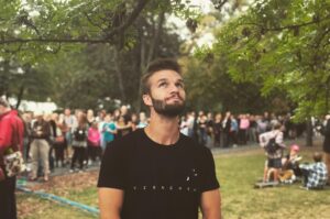Tereza Ramba Instagram - 15.4. @bio_oko 18:00 DobroDruhům intuitivní cestopis🩶

@matyasramba pořád to cítím stejně!
BUDAPEŠŤ

Protože ty jsi teď moje ze mě

Procházím po mostě. Jsem tady jako doprovod. A tak jdu na výlet a pak jedu tramvají dám si kávu a najdu tenhle obrovskej, prosvětlenej most. A za ním hrad.
Namočím se do termálních lázní a stejně celej tenhle městskej turismus jenom předstírám, protože vlastně pouze vyplňuju čas. Vteřiny a minuty, krok po kroku. Divení po divení se. Obdivuju a fotografuju a konzumuju tohle krásný starý evropský město. 
Ale jenom na oko. 
Jenom do tý doby, než přestaneš pracovat. 
Pak se ti schoulím do náruče na hnusně moderním hotelu a bude mi úplně jedno v jaký zemi jsem. Protože ty jsi teď moje země. Můj land. Obdělávám tě a půjdu za tebou, kamkoliv tě ten tvůj šílenej job povede. Budu si u toho trošku točit a hodně psát. Budu ti u toho vařit a vyplňovat čas divením se, než se vrátíš z prácí. 
Budu ti dávat celý dny prostor, abych ti ho po večerech mohla brát.
A doufám, že budeme natolik odvážní, že nás naše strachy, svobodný povolání, budoucí děti, rodiny a předsudky nebudou sdírat o svobodu, kterou teď, ve sterilní posteli v hotelu něco Inn někde v Evropě cítím. 
Nechci nic vlastnit. Jenom tenhle útulnej domov, kterej jsem si nevytvořila, ale našla a kterej měří skoro sto osmdesát centimetrů a váží lehce přes sedmdesát kilo. Je v něm všechno co potřebuju. Na boku má obrázek země a vzduchu a je přenosnej. A podobnej dům dávám já tobě. Je menší a nemá ani padesát kilo, ale stojí pevně v zemi. Jednou bude připravenej hostit další tvoje, naše lidi. 
Ve svobodě, kdekoliv na světě. V objetí.
