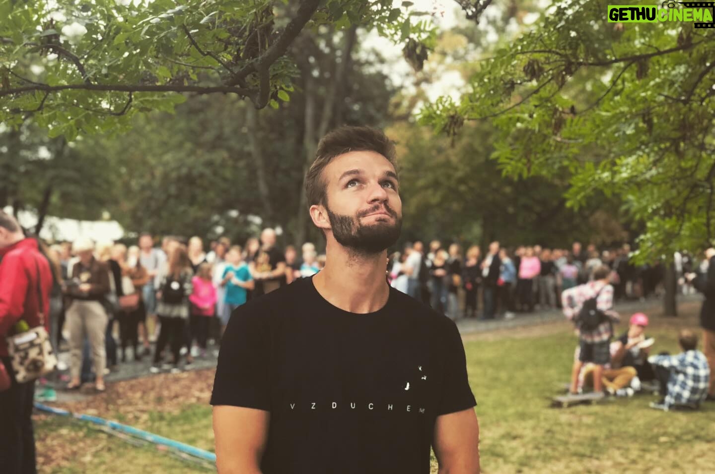 Tereza Ramba - 2.7K Likes - 15.4. @bio_oko 18:00 DobroDruhům intuitivní cestopis🩶
@matyasramba pořád to cítím stejně!
BUDAPEŠŤ
Protože ty jsi teď moje ze mě
Procházím po mostě. Jsem tady jako doprovod. A tak jdu na výlet a pak jedu tramvají dám si kávu a najdu tenhle obrovskej, prosvětlenej most. A za ním hrad.
Namočím se do termálních lázní a stejně celej tenhle městskej turismus jenom předstírám, protože vlastně pouze vyplňuju čas. Vteřiny a minuty, krok po kroku. Divení po divení se. Obdivuju a fotografuju a konzumuju tohle krásný starý evropský město.
Ale jenom na oko.
Jenom do tý doby, než přestaneš pracovat.
Pak se ti schoulím do náruče na hnusně moderním hotelu a bude mi úplně jedno v jaký zemi jsem. Protože ty jsi teď moje země. Můj land. Obdělávám tě a půjdu za tebou, kamkoliv tě ten tvůj šílenej job povede. Budu si u toho trošku točit a hodně psát. Budu ti u toho vařit a vyplňovat čas divením se, než se vrátíš z prácí.
Budu ti dávat celý dny prostor, abych ti ho po večerech mohla brát.
A doufám, že budeme natolik odvážní, že nás naše strachy, svobodný povolání, budoucí děti, rodiny a předsudky nebudou sdírat o svobodu, kterou teď, ve sterilní posteli v hotelu něco Inn někde v Evropě cítím.
Nechci nic vlastnit. Jenom tenhle útulnej domov, kterej jsem si nevytvořila, ale našla a kterej měří skoro sto osmdesát centimetrů a váží lehce přes sedmdesát kilo. Je v něm všechno co potřebuju. Na boku má obrázek země a vzduchu a je přenosnej. A podobnej dům dávám já tobě. Je menší a nemá ani padesát kilo, ale stojí pevně v zemi. Jednou bude připravenej hostit další tvoje, naše lidi.
Ve svobodě, kdekoliv na světě. V objetí.
