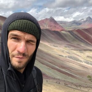 Tereza Ramba Instagram - 15.4. @bio_oko 18:00 DobroDruhům intuitivní cestopis🩶

@matyasramba pořád to cítím stejně!
BUDAPEŠŤ

Protože ty jsi teď moje ze mě

Procházím po mostě. Jsem tady jako doprovod. A tak jdu na výlet a pak jedu tramvají dám si kávu a najdu tenhle obrovskej, prosvětlenej most. A za ním hrad.
Namočím se do termálních lázní a stejně celej tenhle městskej turismus jenom předstírám, protože vlastně pouze vyplňuju čas. Vteřiny a minuty, krok po kroku. Divení po divení se. Obdivuju a fotografuju a konzumuju tohle krásný starý evropský město. 
Ale jenom na oko. 
Jenom do tý doby, než přestaneš pracovat. 
Pak se ti schoulím do náruče na hnusně moderním hotelu a bude mi úplně jedno v jaký zemi jsem. Protože ty jsi teď moje země. Můj land. Obdělávám tě a půjdu za tebou, kamkoliv tě ten tvůj šílenej job povede. Budu si u toho trošku točit a hodně psát. Budu ti u toho vařit a vyplňovat čas divením se, než se vrátíš z prácí. 
Budu ti dávat celý dny prostor, abych ti ho po večerech mohla brát.
A doufám, že budeme natolik odvážní, že nás naše strachy, svobodný povolání, budoucí děti, rodiny a předsudky nebudou sdírat o svobodu, kterou teď, ve sterilní posteli v hotelu něco Inn někde v Evropě cítím. 
Nechci nic vlastnit. Jenom tenhle útulnej domov, kterej jsem si nevytvořila, ale našla a kterej měří skoro sto osmdesát centimetrů a váží lehce přes sedmdesát kilo. Je v něm všechno co potřebuju. Na boku má obrázek země a vzduchu a je přenosnej. A podobnej dům dávám já tobě. Je menší a nemá ani padesát kilo, ale stojí pevně v zemi. Jednou bude připravenej hostit další tvoje, naše lidi. 
Ve svobodě, kdekoliv na světě. V objetí.
