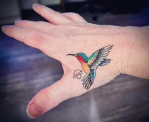 Teri Polo Instagram - For you, my dear friend, the hummingbird whisperer…
Feeding them from your hand, rescuing them, helping to rehabilitate them…how they trusted you. How we all did, and still do. Trust you with our hearts… 
The beautiful, talented, hilarious, strong and thoughtful, kind and generous son you raised @maxwell_becker 
created and inked me, just for me and you. 
Thanks Max, I love you 💚💛❤️

@deepseastattoo @thequeensheadtattoo 

#hummingbird #hummingbirdwhisperer 
#bestfriends #alwaysloveyou #tattoo #tattooartist #mother #son #fuckyoucancer #fuckcancer #breastcancer #cancersucks #breastcancersucks 

Love you forever, B
