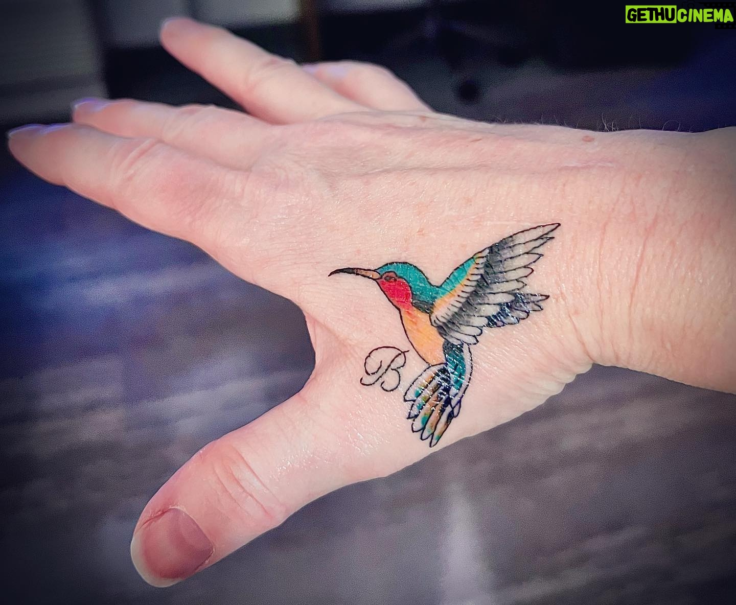 Teri Polo - 3.2K Likes - For you, my dear friend, the hummingbird whisperer…
Feeding them from your hand, rescuing them, helping to rehabilitate them…how they trusted you. How we all did, and still do. Trust you with our hearts…
The beautiful, talented, hilarious, strong and thoughtful, kind and generous son you raised @maxwell_becker
created and inked me, just for me and you.
Thanks Max, I love you 💚💛❤️
@deepseastattoo @thequeensheadtattoo
#hummingbird #hummingbirdwhisperer
#bestfriends #alwaysloveyou #tattoo #tattooartist #mother #son #fuckyoucancer #fuckcancer #breastcancer #cancersucks #breastcancersucks
Love you forever, B