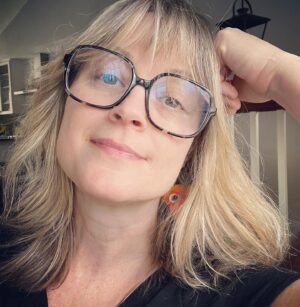 Teri Polo Instagram - Shameless rainy day selfie, interloper spotted. Taking over for the retired photobomber herself #bayley 💜 @mister_chicken_nugget 

#conure #conuresofinstagram 
#parrot #misterchickennugget
#shamelessselfie #bird #birdsofinstagram #photobomber #peekaboo
