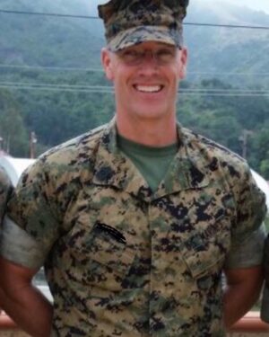 Teri Polo Instagram - thank you, Sergeant Major, for keeping my children and me safe…
I love you 💚 
#marines #veterans #veteransday #oorah #semperfi