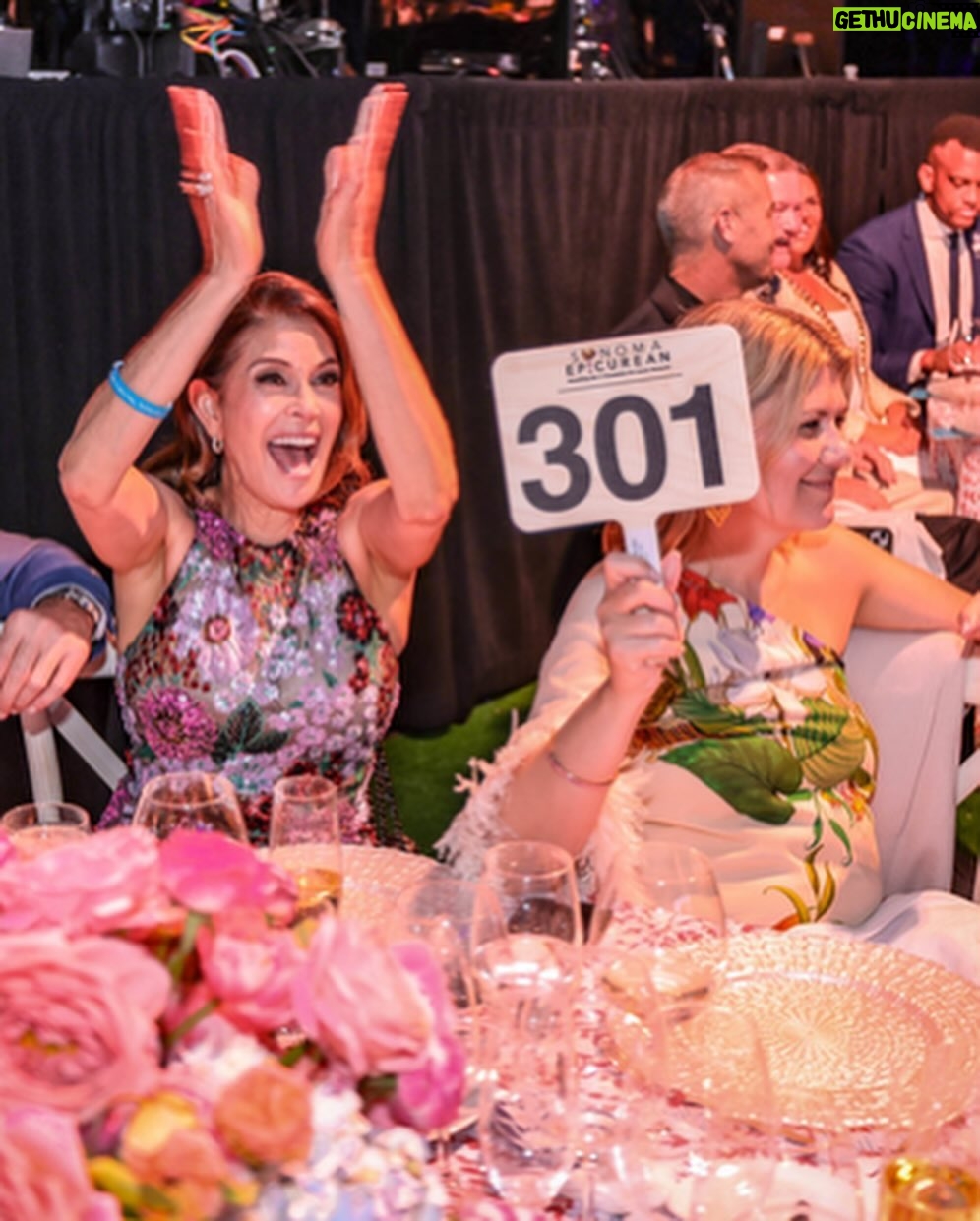 Teri Hatcher Instagram - #Victory over Cancer…a worthy goal…as cancer sadly affects nearly everyone in one way or another. Over 3 million was raised this weekend ♥️ Amazing generosity and inspirational stories made for epic success at #sonomaepicurean for @thevfoundation whose fundraising direct donated dollars go straight to those scientists doing the most important work to find life saving treatments! I believe you can feel immensely confident that your dollar matters and gets directly to the people doing the work to find cures! DONATE IF YOU CAN Link : sonomaepicurean.v.org OR. V.org 🙏🏻🥰